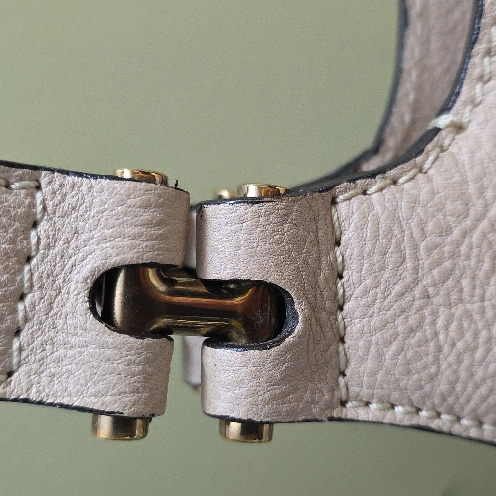 Chloe | Beige Pebblegrained Shoulder Bag - Picture 4 of 16